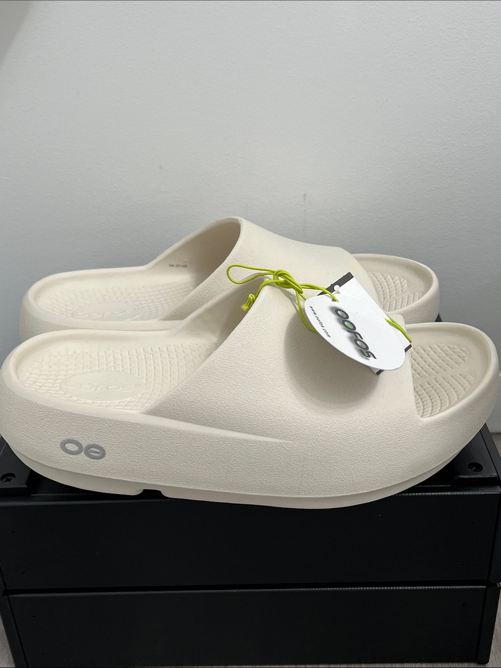 Oofos Ooahh plus chalk slides sandals men’s size 9 women’s 11 new